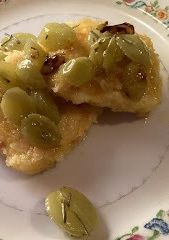 Una foto de QUESO EMPANIZADO CON UVAS 🍇