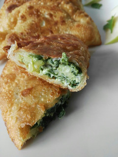 Una foto de Empanadillas de espinacas, queso crema y manzana