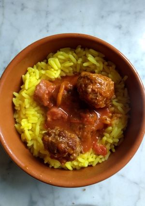 Una foto de Arroz con albóndigas y salchichas parrillera