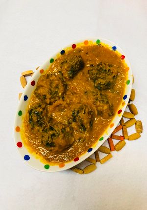 A picture of Palak kofta curry.