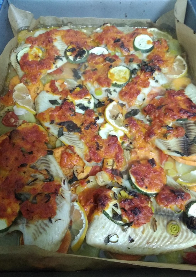 Una foto de Tilapia al horno con mix de patatas y boniato