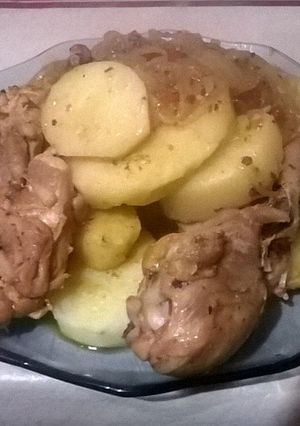 Una foto de Pollo con papas y cebollas, (algo sencillo y rico!)