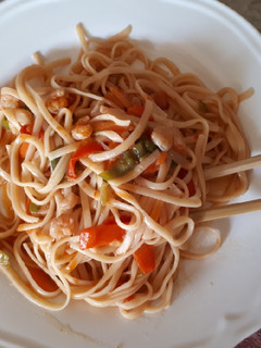 Una foto de Tallarines chinos con gambas