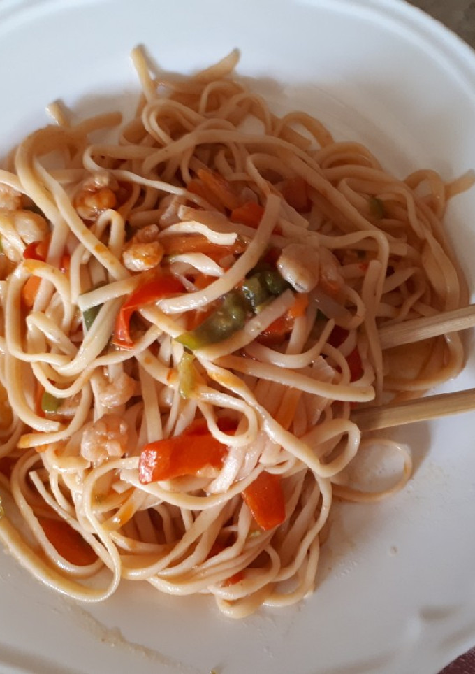 Una foto de Tallarines chinos con gambas