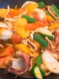Hình của món Mực xào chua ngọt.