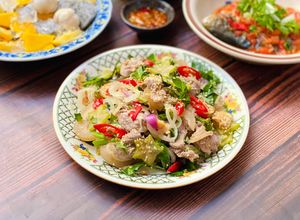 Hình của món Bê Thui Bóp Thấu.