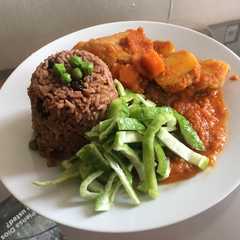 Una foto de Estofado de pollo y arroz con aceituna