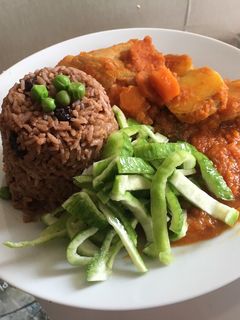 Una foto de Estofado de pollo y arroz con aceituna