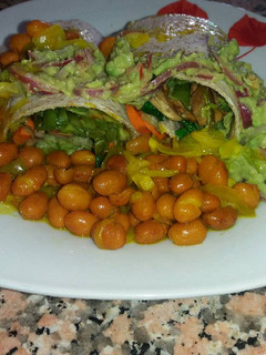 Una foto de Wrap con frijoles y guacamole (plato vegetariano)
