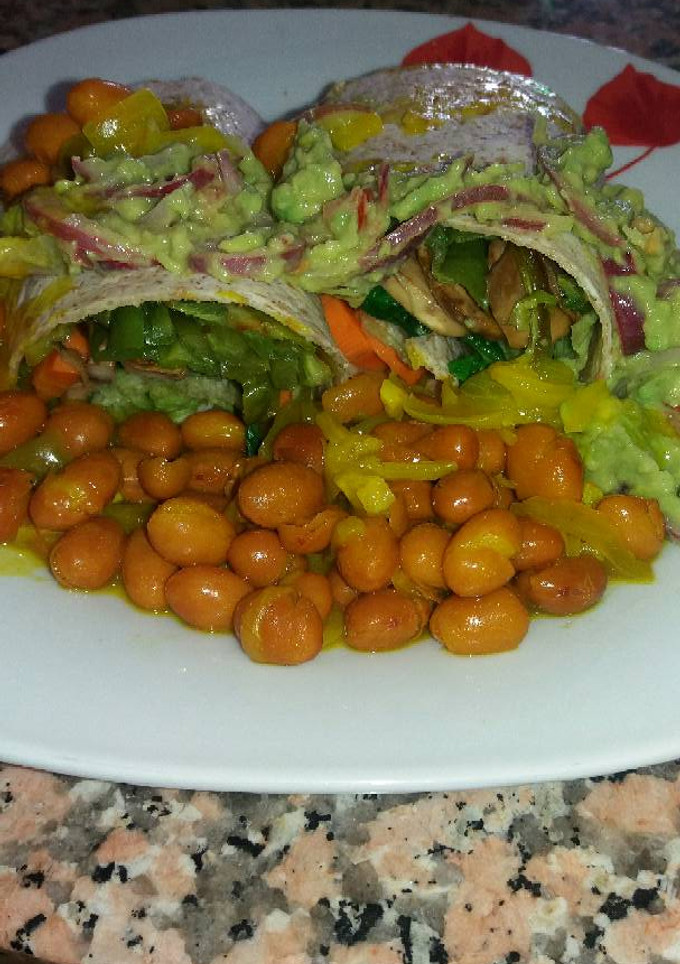 Una foto de Wrap con frijoles y guacamole (plato vegetariano)