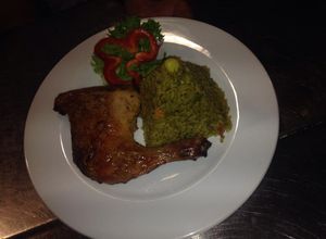 Una foto de Arroz verde con pollo (para cinco personas)