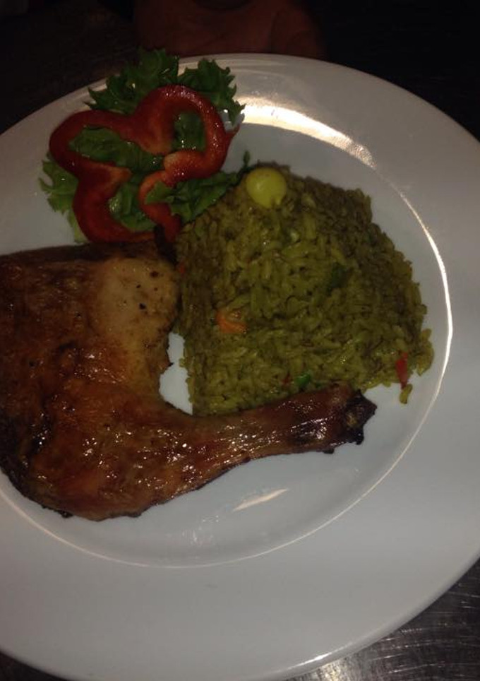 Una foto de Arroz verde con pollo (para cinco personas)