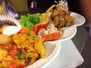 Una foto de filete de corvina con vegetales