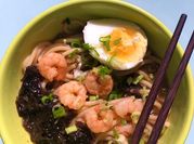 Una foto de ramen con camarones