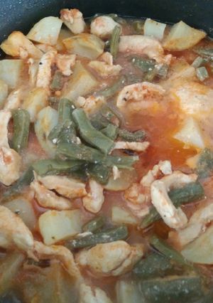 Una foto de Pollo con nopalitos
