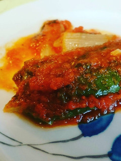 Una foto de Canelones de acelgas y salsa de tomate