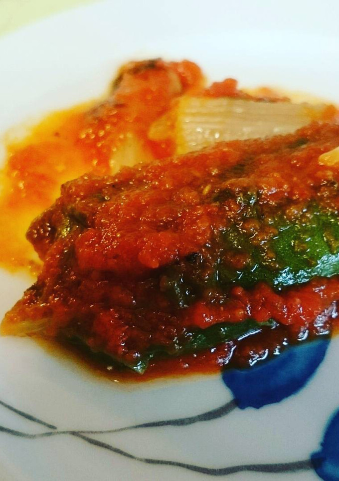 Una foto de Canelones de acelgas y salsa de tomate