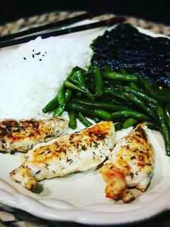 Una foto de Solomillo de pollo con judías, arroz chino y alga Nori - fácil
