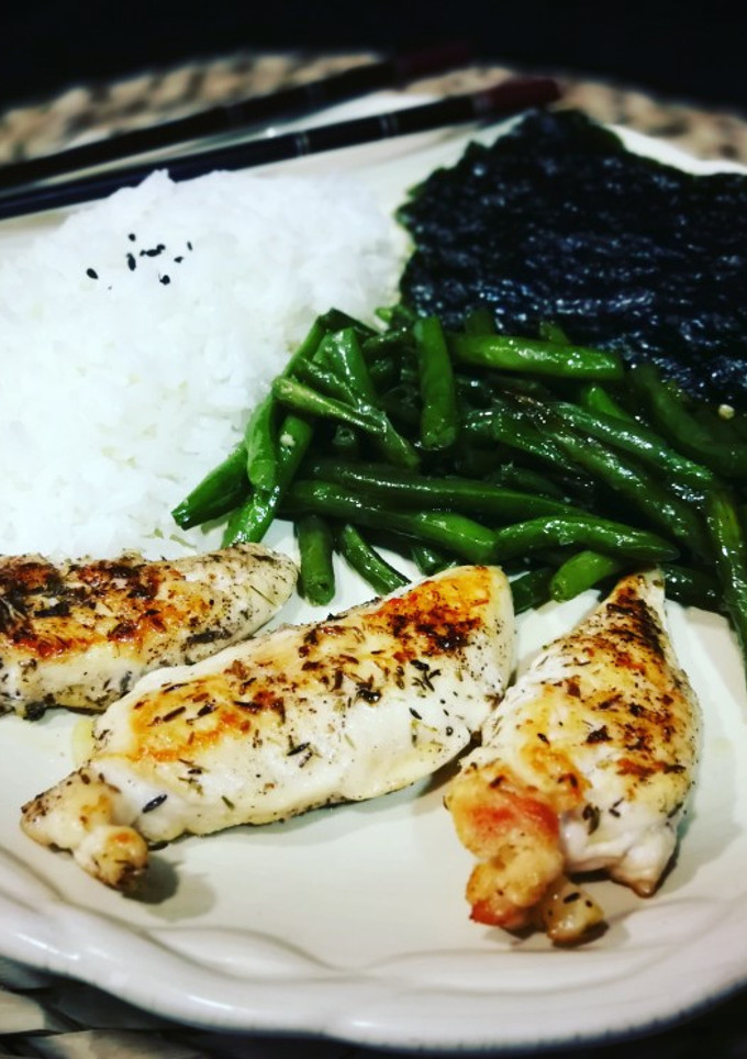 Una foto de Solomillo de pollo con judías, arroz chino y alga Nori - fácil