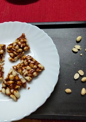 A picture of Peanuts and jaggery chikki.