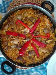 Una foto de Paella de carne pollo