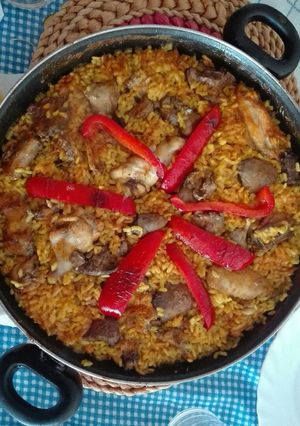 Una foto de Paella de carne pollo