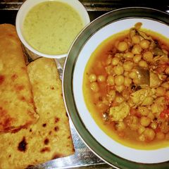 A picture of Murgh achari cholay with chapti.