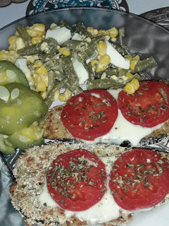Una foto de Milanesas de berenjena con ensalada de chaucha huevo y choclo