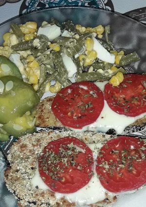 Una foto de Milanesas de berenjena con ensalada de chaucha huevo y choclo