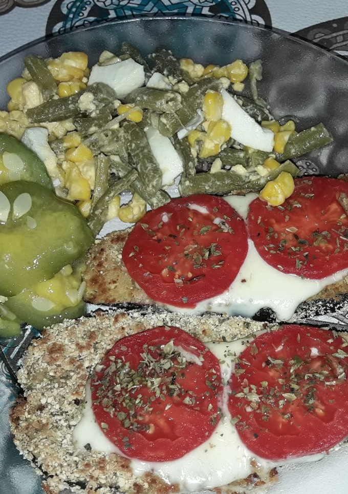 Una foto de Milanesas de berenjena con ensalada de chaucha huevo y choclo