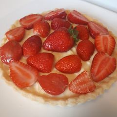 A picture of Vanilla cream strawberry tart.