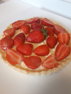 A picture of Vanilla cream strawberry tart.