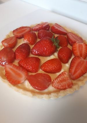 A picture of Vanilla cream strawberry tart.