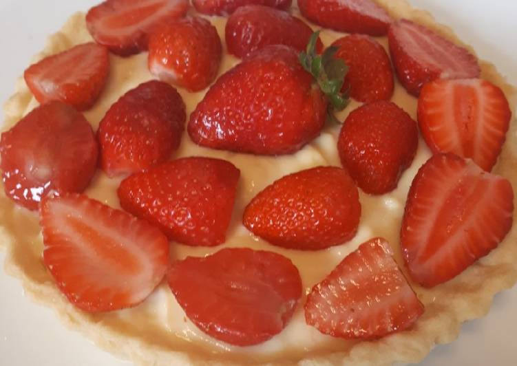 Vanilla cream strawberry tart