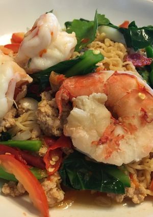 รูปของ ยำมาม่าคะน้ากุ้งสด (Spicy instant noodle salad)