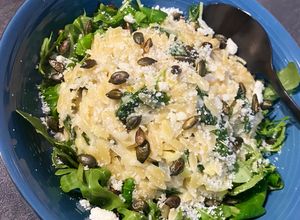 Une photo de Orzo fondant aux épinards & mascarpone avec du poireau & des graines de courges