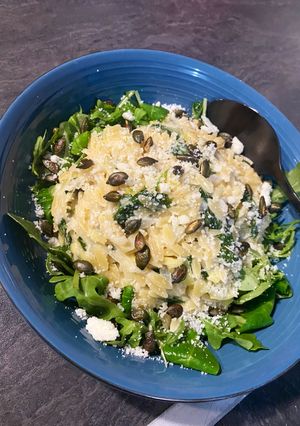 Une photo de Orzo fondant aux épinards & mascarpone avec du poireau & des graines de courges