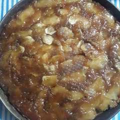 Una foto de Tarta de manzana vegana invertida