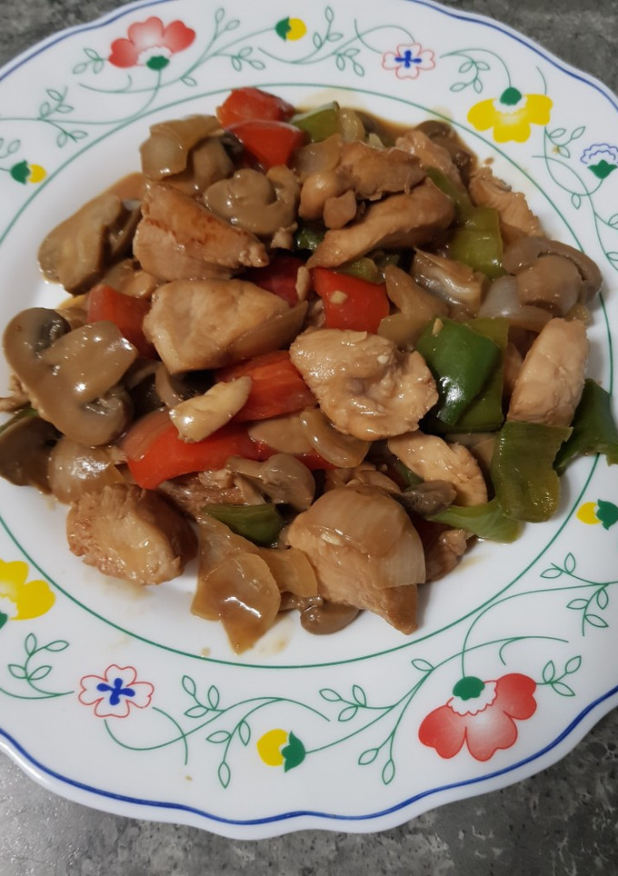 Una foto de Pollo con champiñones en salsa de ostras