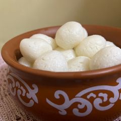 Soft spongy mini rasgulla A picture of Soft spongy mini rasgulla.