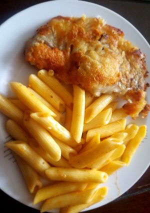 Una foto de Penne con pescado apanado