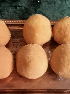 बेसन के लड्डू (Besan ke laddu recipe in hindi) रेसिपी मुख्य फोटो