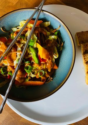 Une photo de Wok de légumes accompagné de tofu