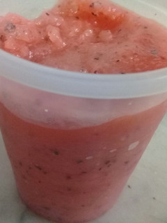 Una foto de Licuado de frutilla y maracuyá sin leche