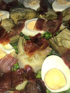Una foto de Guisantes con alcachofas jamón y huevos