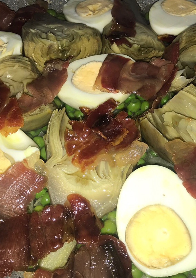 Una foto de Guisantes con alcachofas jamón y huevos