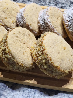 Una foto de Alfajores sin gluten con aceite y azúcar mascabo