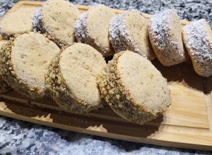 Una foto de Alfajores sin gluten con aceite y azúcar mascabo
