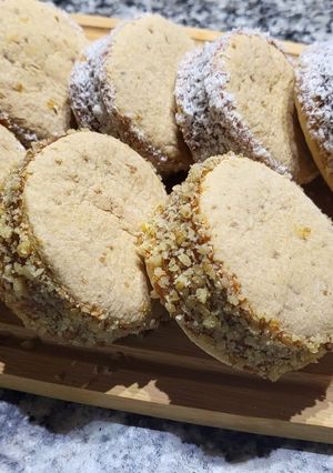 Una foto de Alfajores sin gluten con aceite y azúcar mascabo