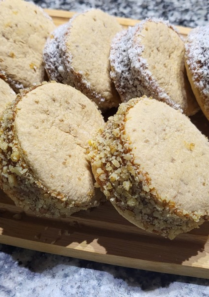 Una foto de Alfajores sin gluten con aceite y azúcar mascabo